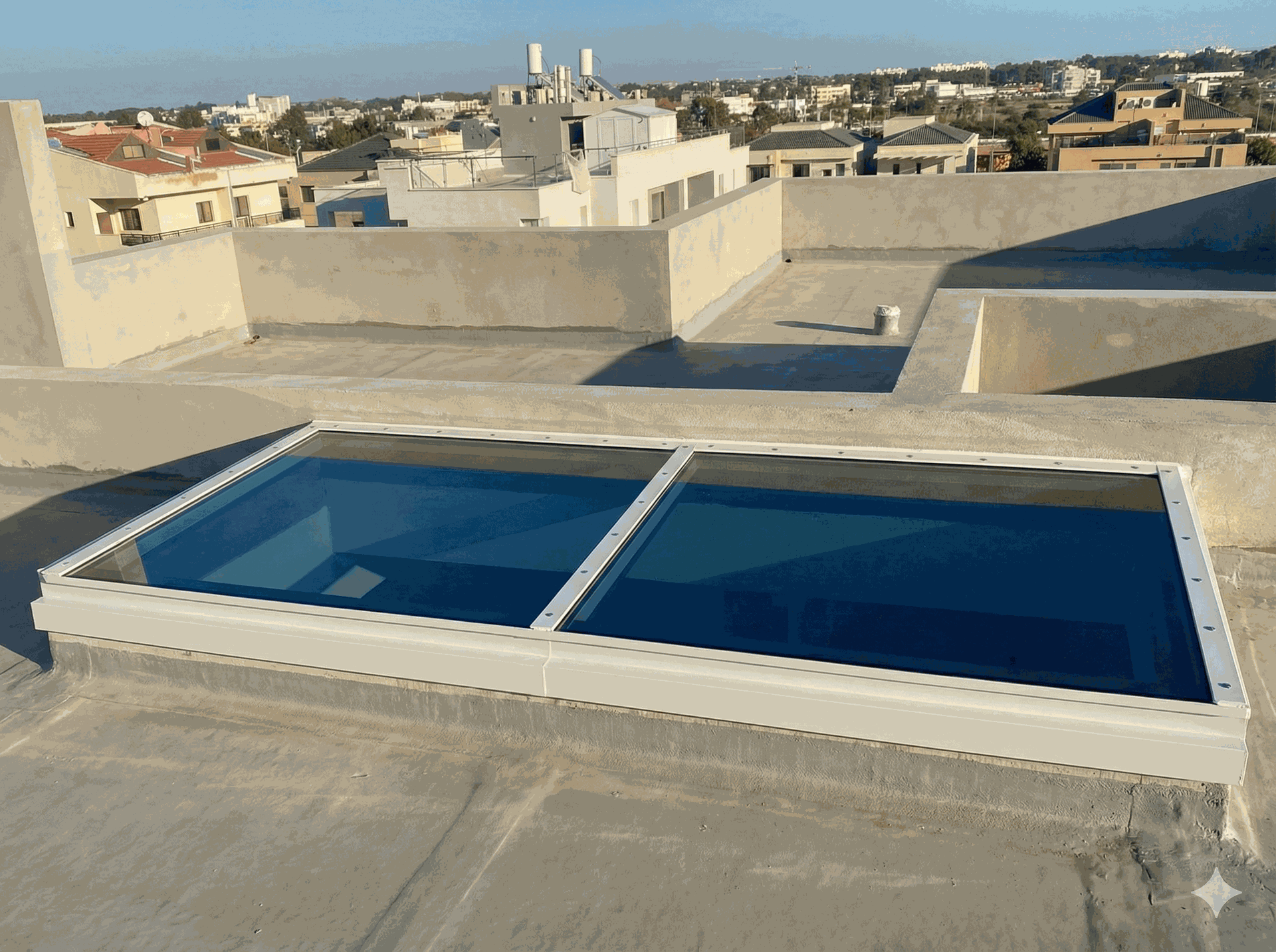 חלונות סקיילייט אדריכליים — לגגות וקירות משופעים
