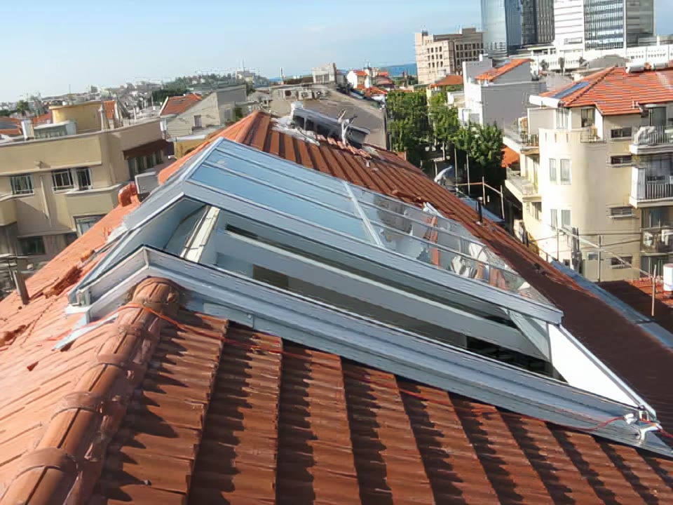 יחידה נפתחת על גג רעפים, מבט מבחוץ