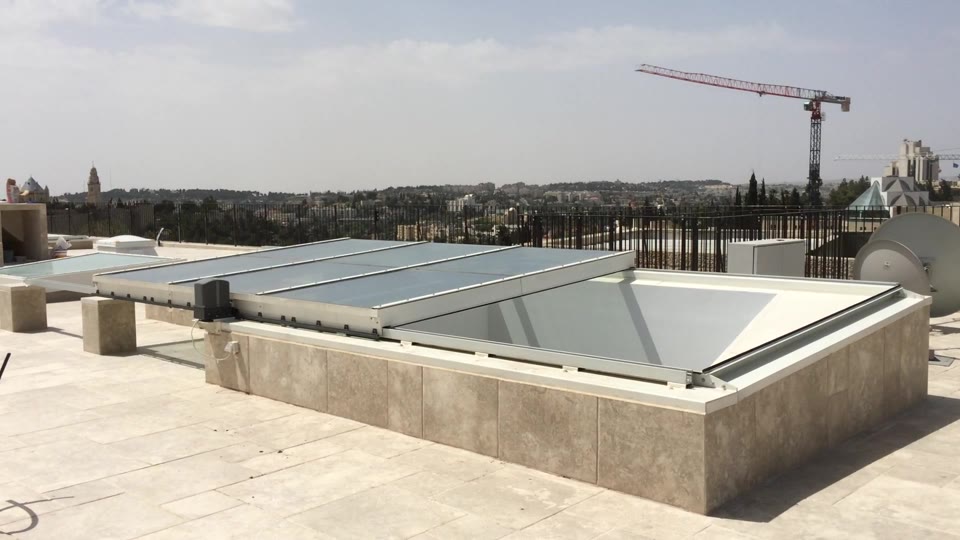 מהלך פאנלים נפתח על גג שטוח, מבט מבחוץ