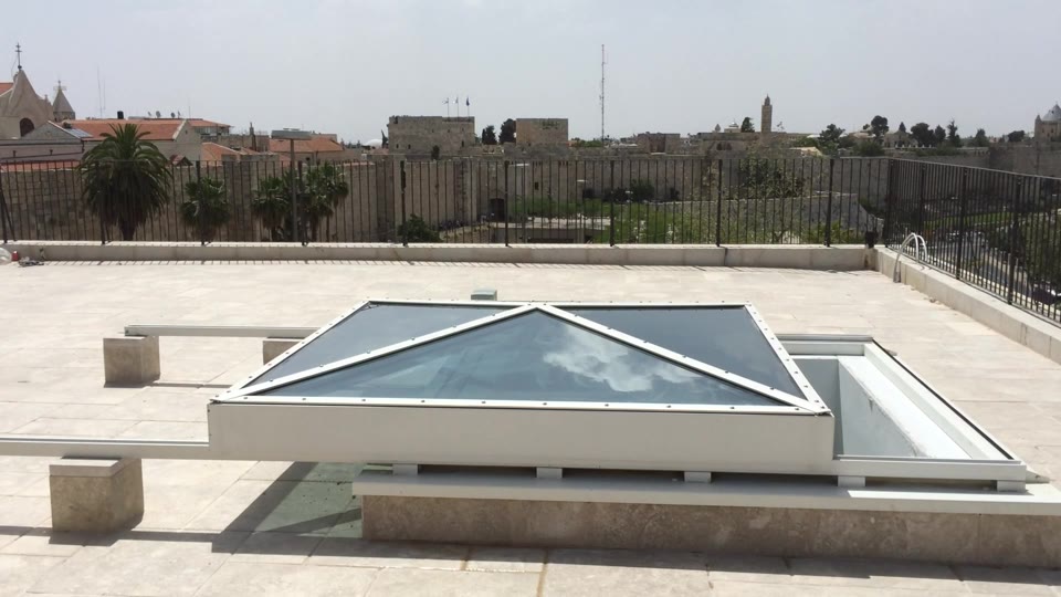 יחידה משופעת נפתחת על גג טרסה, מבט מבחוץ