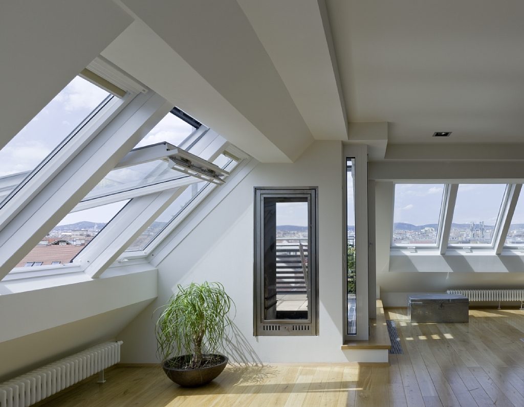 חלון VELUX ציר מרכזי — בחלל מגורים
